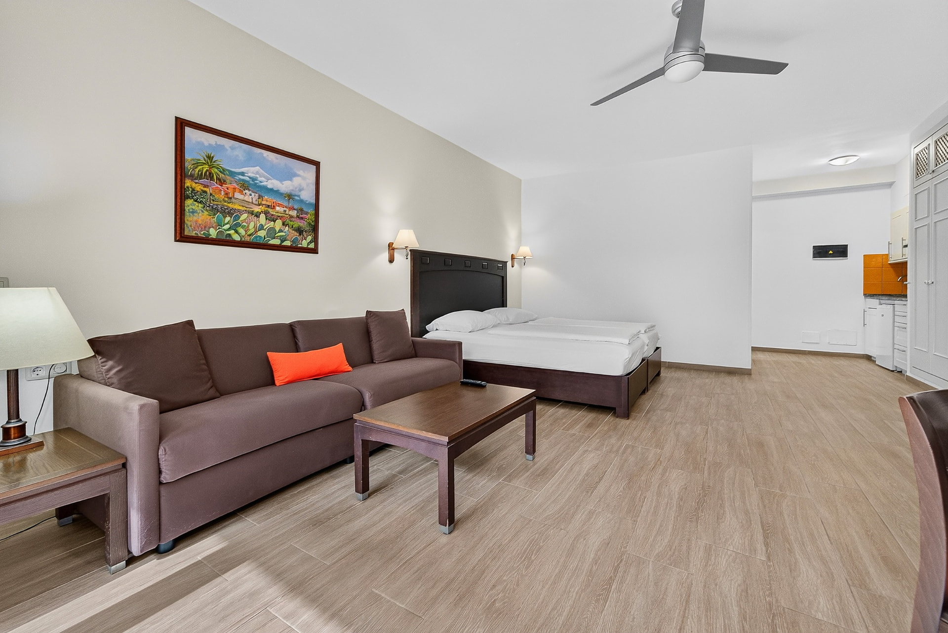 Studio mit Doppelbett, Sofa und offener Küchenzeile
