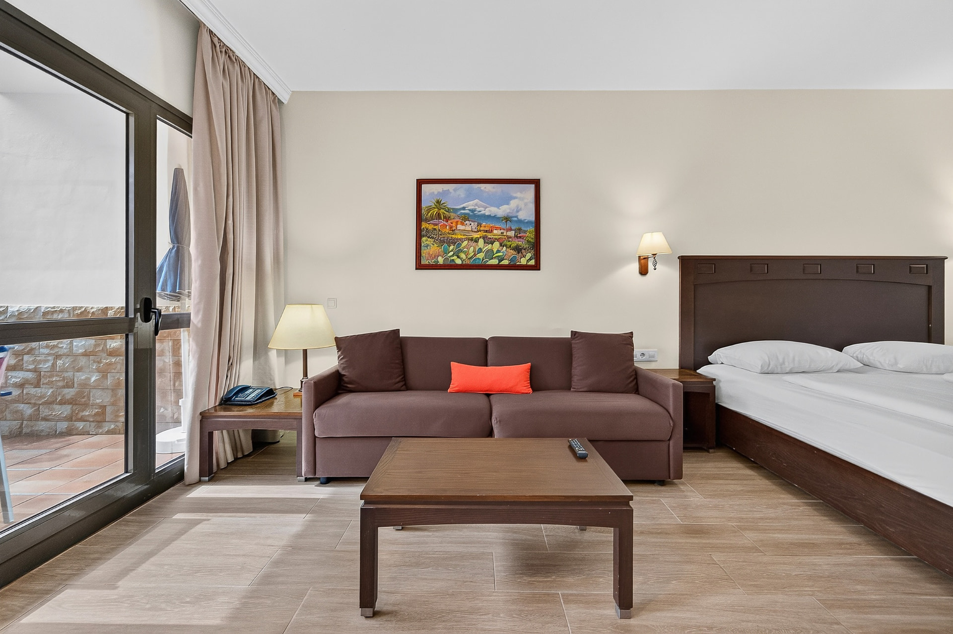 Studio mit Sofa, Doppelbett und Terrassenzugang