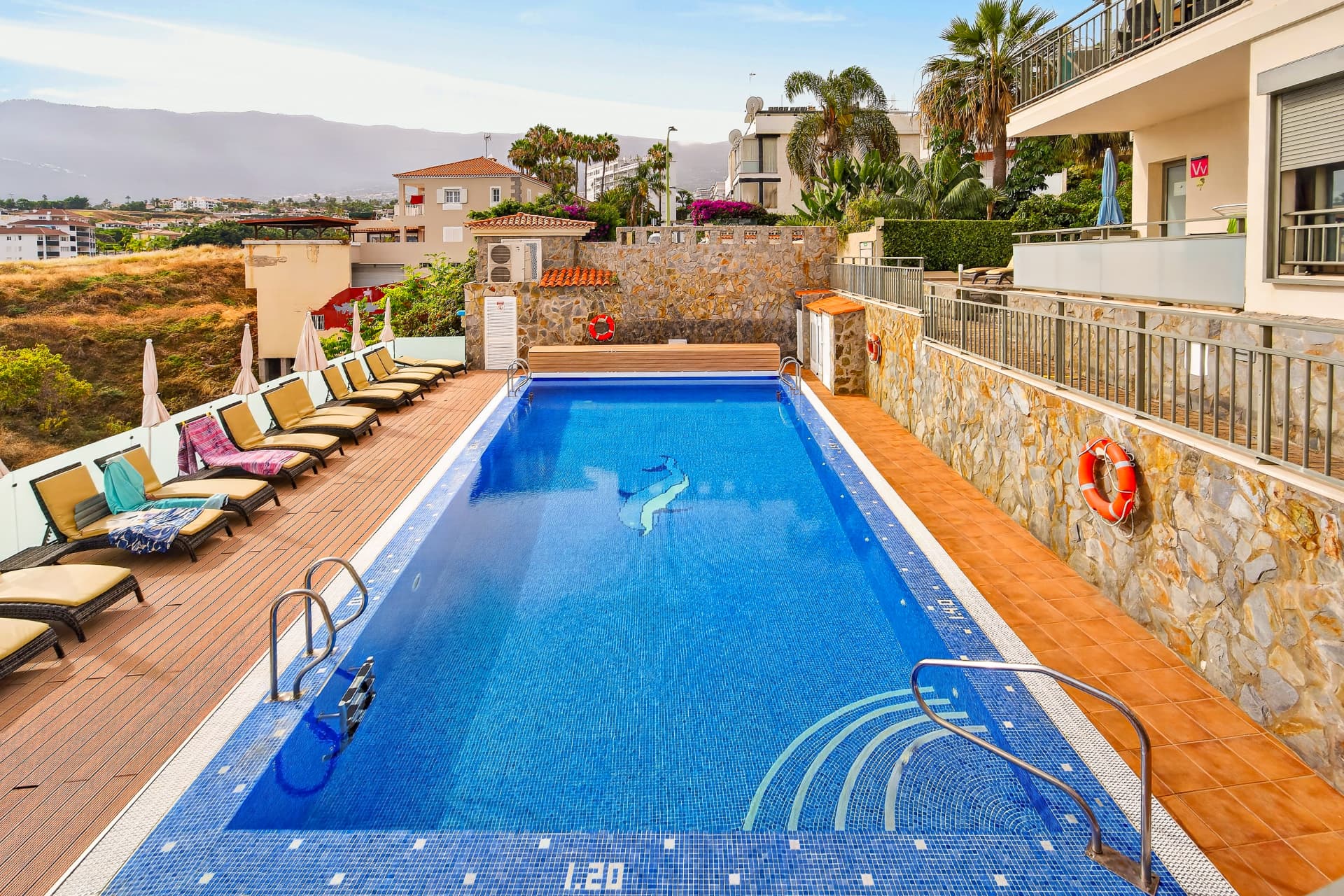 Fassade der Deluxe-Suite mit Pool im Vordergrund