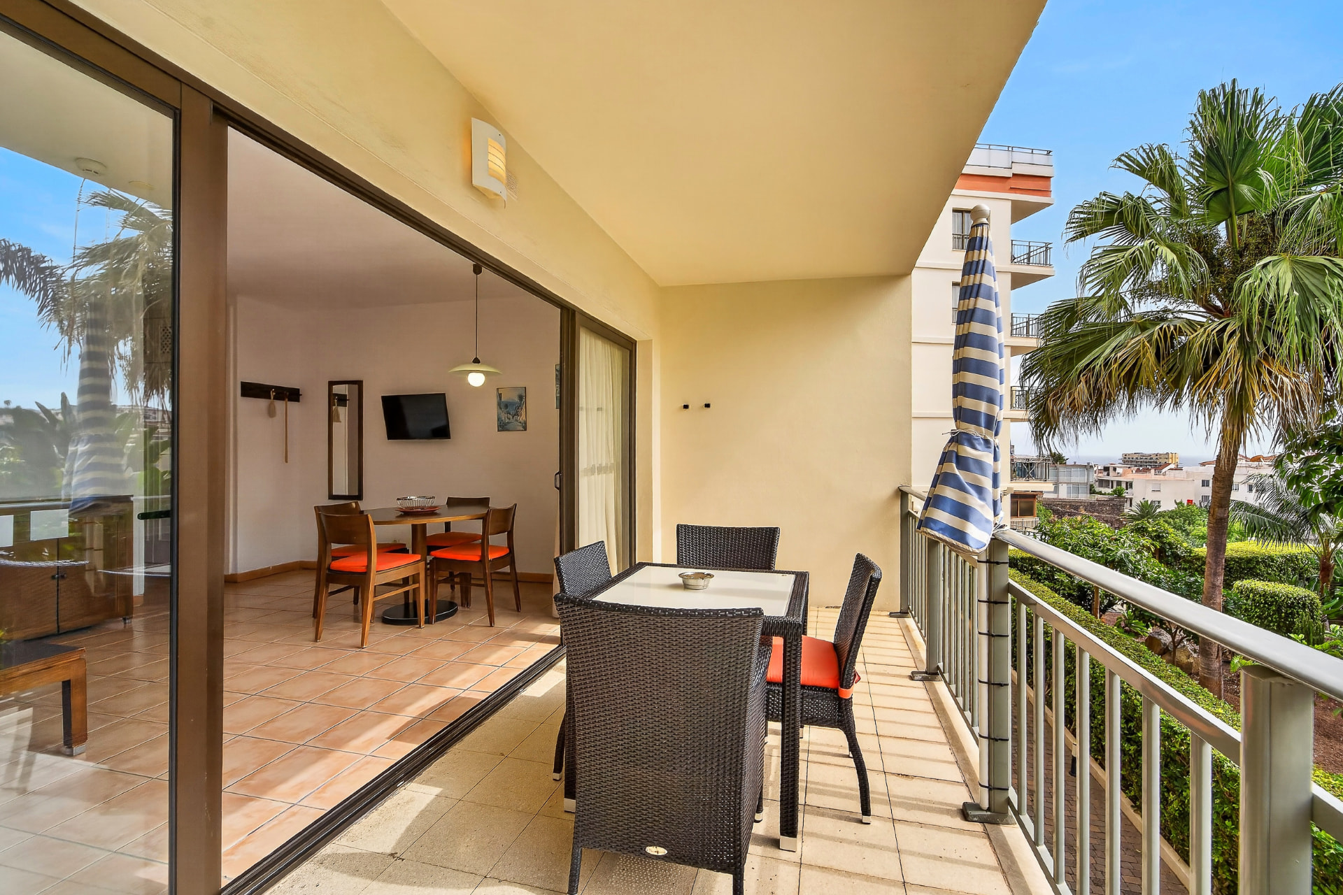 Balkon mit Sitzgruppe direkt am Wohnraum des Studios