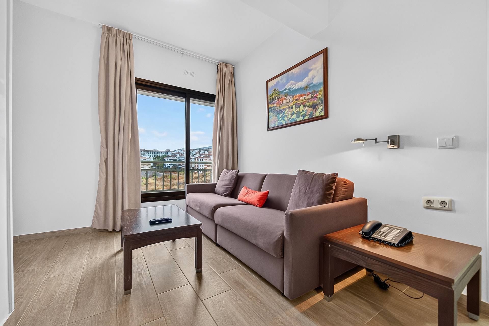 Wohnzimmer mit Sofa, Couchtisch und Fenster mit Ausblick